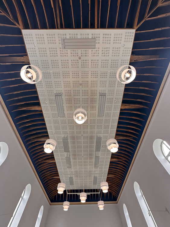 détail charpente faux plafond éclairage temple Gémozac