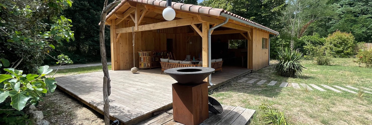 construction maison extérieure terrasse bois pool house Charente maritime