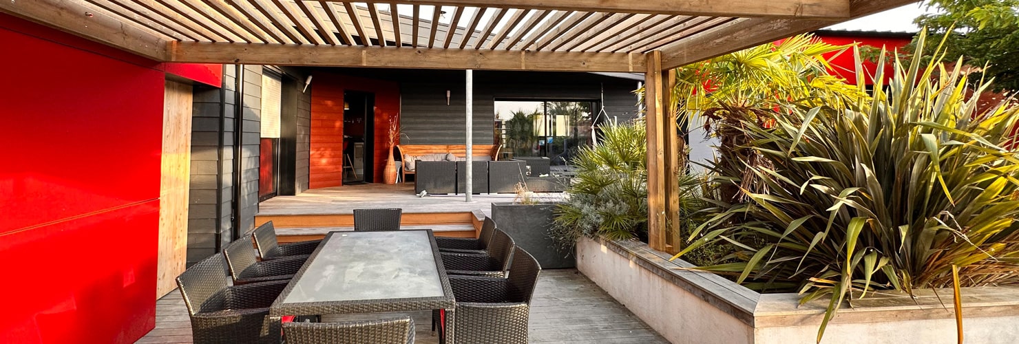 construction pergola terrasse jardinière bois maison contemporaine 17