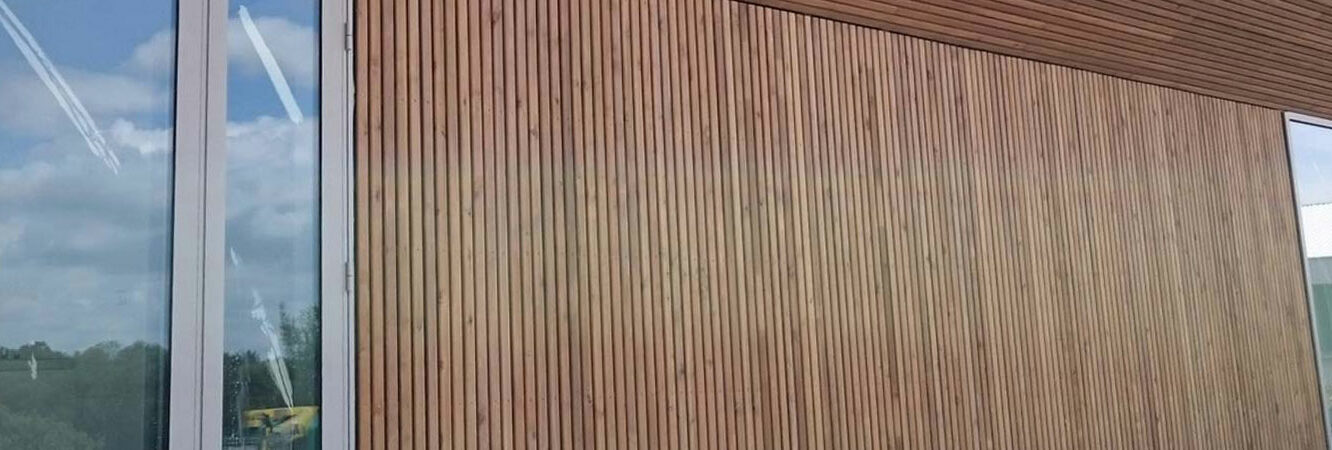 pose bardage bois clair voie centre commercial 17