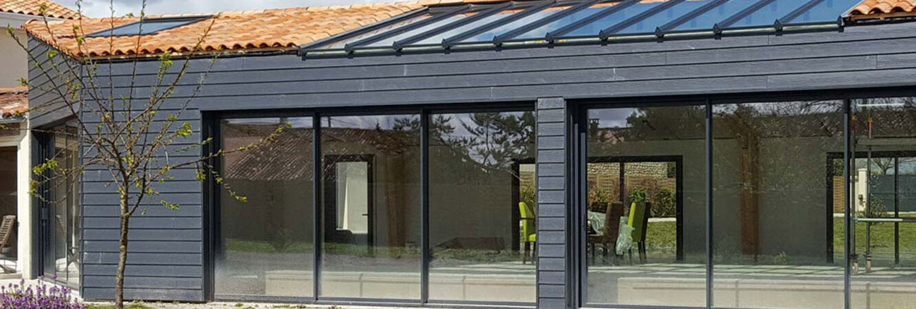 pose bardage bois red cedar sur extension de maison.