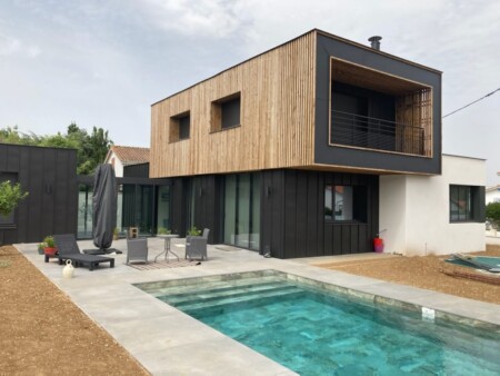 construction maison contemporaine bloc bardage bois acier piscine la tremblade