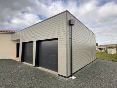 habillage bardage bois sur garage de maison