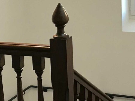 tournage escalier hêtre garde corps balustre boule poteaux diocèse saintes
