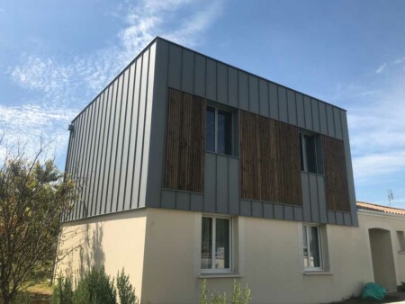 Surelevation maison cozes bardage vibrato zinc 17120