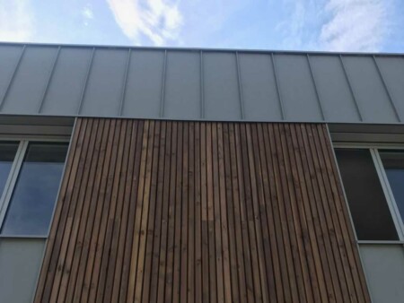 Surelevation maison cozes facade metal bois 17120 3