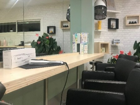 plan de travail agencement salon zen coiffure Gemozac