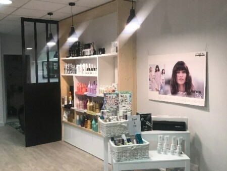 presentoir produit agencement salon zen coiffure Gemozac