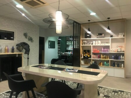 table bois espace enfant salon zen coiffure Gemozac