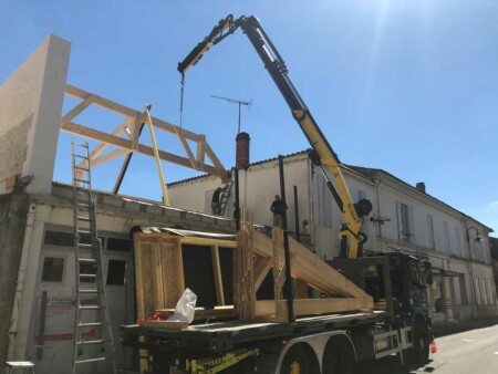 grutage positionement charpente traditionnelle bois