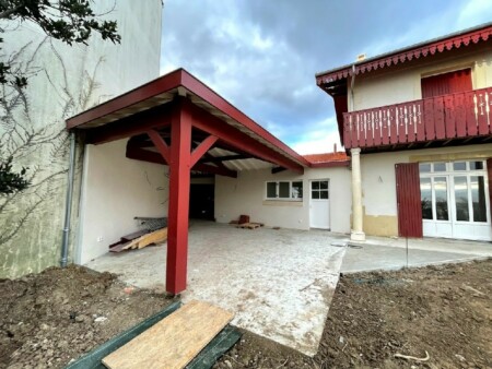 renovation carport maison basque