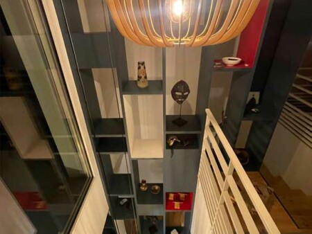 déco contemporaine bibliothèque 2 étages lustre bois