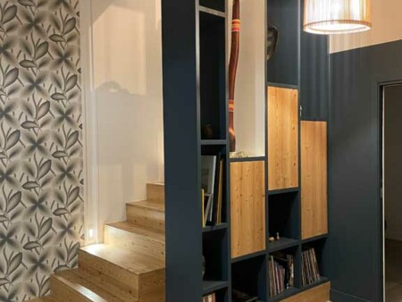 intèrieur contemporain escalier bois séparation bibliothèque bois