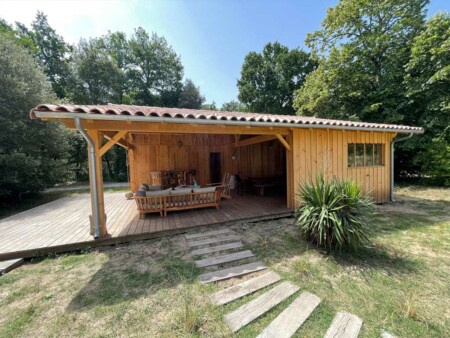 espace salon d'été maison bois