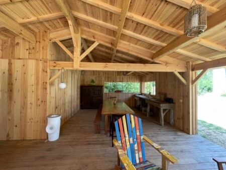 intérieur bois espace cuisine salon d'été
