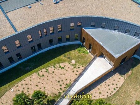 vue aérienne rénovation habillage façade batiment public 17100 saintes