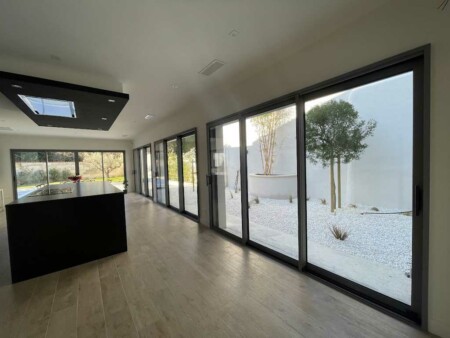 aménagement extension maison baie vitrée parquet bois îlot cuisine centrale