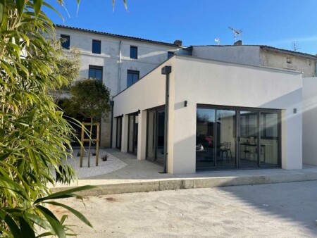 extension bois toit plat sur maison ancienne