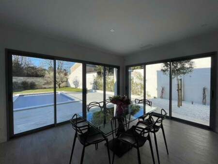 réalisation extension maison pièce cuisine vue piscine