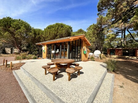 accueil camping Yukadi la Palmyre bardage et mobilier extérieur bois