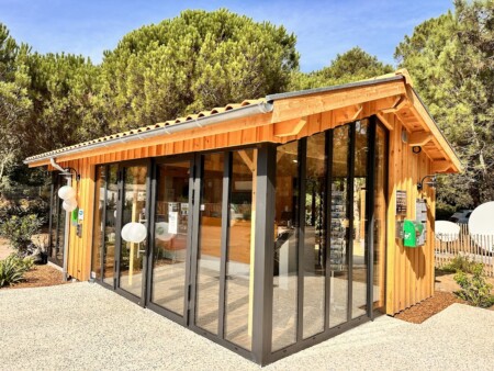 accueil camping Yukadi la Palmyre pose menuiserie aluminium bardage bois