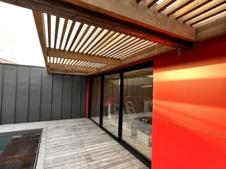 détail poutre préau pose terrasse bois maison contemporaine Charente maritime 17