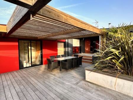 détail poutre préau terrasse bois maison contemporaine Charente maritime 17