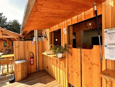 fabrication porte service bois restaurant extérieur camping Yukadi la Palmyre 17570