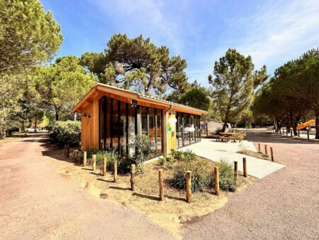 habillage accueil camping Yukadi la Palmyre pose menuiserie aluminium bardage bois