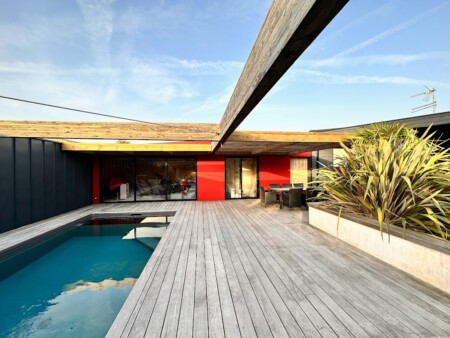 habillage piscine terrasse bois maison contemporaine Charente maritime 17