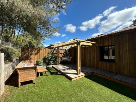 aménagement coin salon extérieur préau bois maison royan