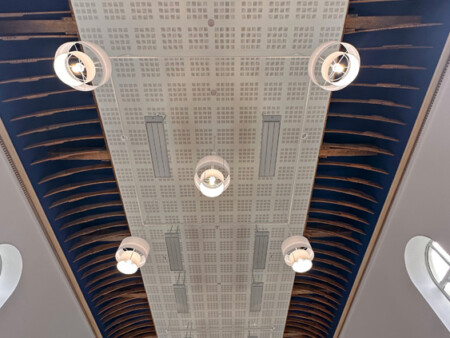 détail charpente faux plafond éclairage temple Gémozac