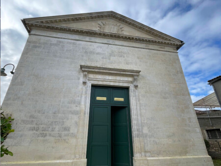 porte temple Gémozac rénovée peinte
